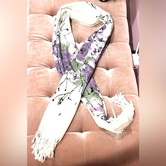 SHAWL/SCARF white with floral design extra long and fringed size 27 x 69 NWOT - Picture 11 of 13